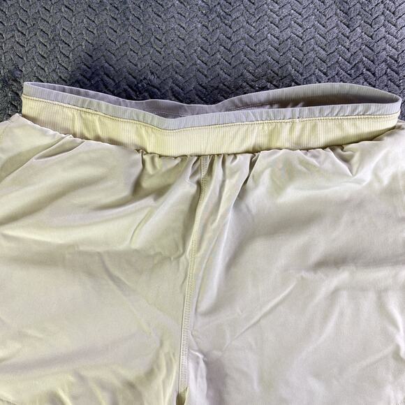 Men’s Fabletics Athletic Shorts Medium Off-White Lined 5’’Inseam Fundamental - Picture 2 of 9